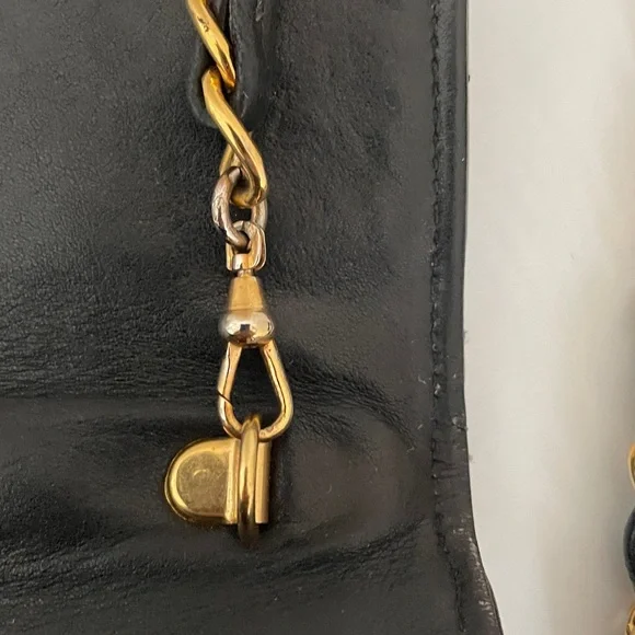 Vintage CHANEL Black Quilted lambskin Crossbody - Picture 15 of 16